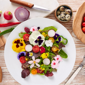 assiette avec salade de fleurs comestibles